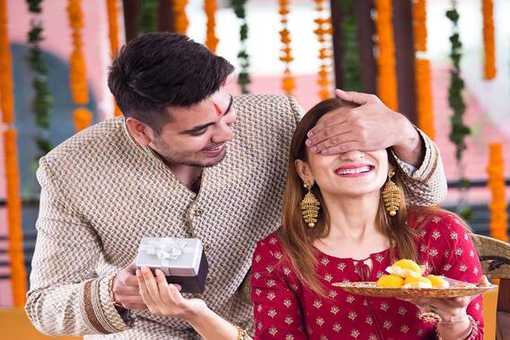 Raksha Bandhan: ਸਿਰਫ਼ ਰੱਖੜੀ ਹੀ ਨਹੀਂ, ਜ਼ਿੰਦਗੀ ਭਰ ਮਿਲਦੀ ਰਹੇਗੀ ਆਰਥਿਕ ਸੁਰੱਖਿਆ, ਇੱਥੇ ਨਿਵੇਸ਼ ਕਰੋ ਤੇ ਭੈਣਾਂ ਨੂੰ ਦਿਓ ਵਧੀਆ Financial Gift