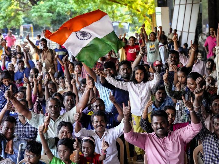 सॉफ्ट लैंडिंग सफल होते देखकर दत्ता के पिता रजनी कुमार दत्ता और मां शीला दत्ता की आंखों में आंसू थे. रजनी कुमार दत्ता ने कहा, ‘मैं प्रत्येक भारतीय की तरह आह्लादित हूं कि मिशन सफल हुआ है.’