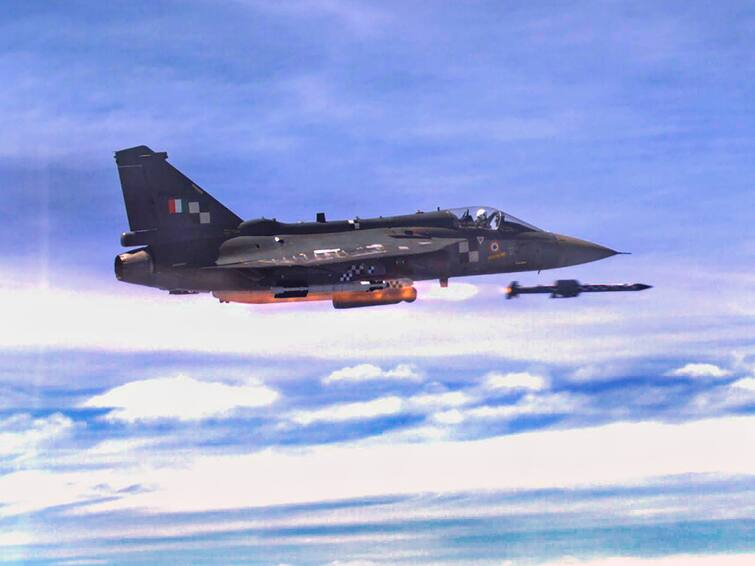 indian Air Force To Procure Another 97 Tejas Mark-1A Jets Tejas Mark-1A Jets: எதிரி நாடுகளை அலறவிடும் இந்தியா..! விமானப்படைக்கு புதியதாக 97 தேஜாஸ் போர் விமானங்களை வாங்க முடிவு