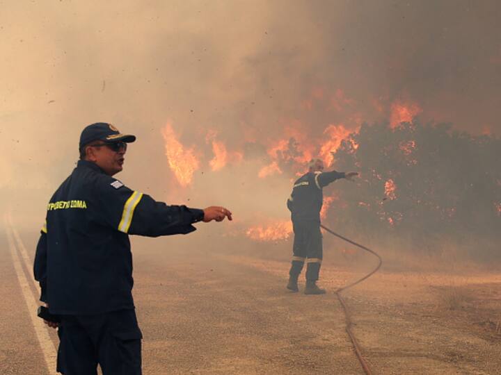 Fire department personnel are working round the clock to put out the blaze in Alexandroupolis, Greece. The country's fire brigade is battling 209 new fire outbreaks. (Source: Getty)