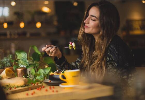 ਅਚਾਰ : ਚਾਹ 'ਚ ਟੈਨਿਨ ਹੁੰਦਾ ਹੈ ਤੇ ਅਚਾਰ 'ਚ ਜ਼ਿਆਦਾ ਤੇਲ ਤੇ ਨਮਕ ਹੁੰਦਾ ਹੈ, ਜੋ ਚਾਹ ਨਾਲ ਪੇਟ 'ਚ ਜਮ੍ਹਾ ਹੋ ਜਾਂਦਾ ਹੈ। ਇਹ ਪੇਟ 'ਚ ਤਕਲੀਫ ਪੈਦਾ ਕਰ ਸਕਦਾ ਹੈ।