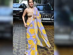 Uorfi Javed ने साड़ी पहन फैंस को दिखाया अपना देसी लुक, स्ट्रैपलेस ब्लाउज पर टिकीं सबकी नजरें