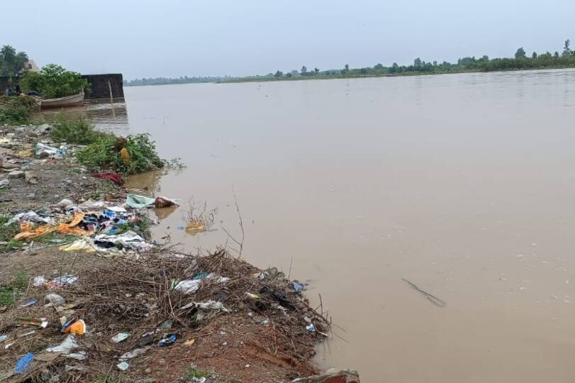 Moradabad Flood: लगातार बारिश से मुरादाबाद में बाढ़ जैसे हालात, पानी में डूबी सैकड़ों बीघा फसल Flood like situation in Moradabad due to incessant rains ANN Moradabad Flood: लगातार बारिश से मुरादाबाद में बाढ़ जैसे हालात, पानी में डूबी सैकड़ों बीघा फसल