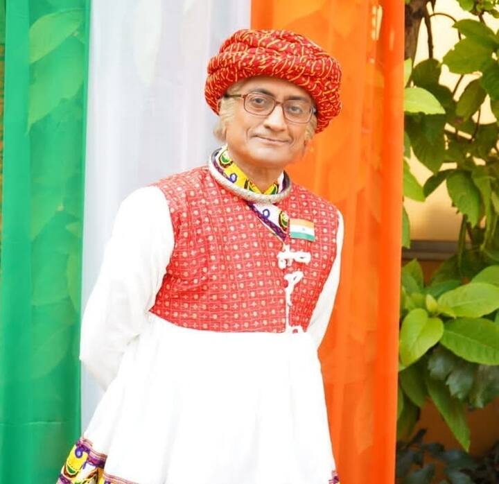 दरअसल एक बार शूटिंग के दौरान चंपक चाचा यानि अमित भटट् ने एक बार मुनमुन दत्ता पर नकली सांप फेंक दिया था. जिसकी वजह से एक्ट्रेस काफी ज्यादा नाराज हो गई थीं. इतना ही नहीं मुनमुन इतनी खफा हुई थी कि वो अमित भट्ट के पीछे चप्पल लेकर दौड़ पड़ी थी.