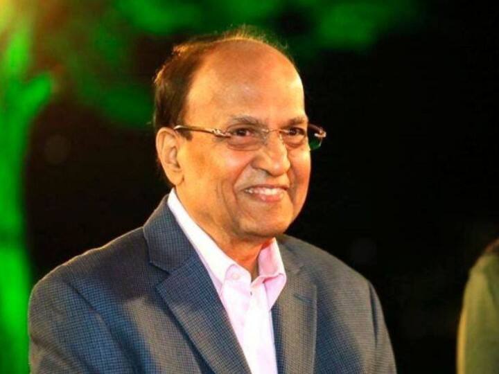 अशोक बूब ने मुंबई में इंस्टीट्यूट ऑफ केमिकल टेक्नोलॉजी से केमिकल इंजीनियरिंग में ग्रेजुएशन की डिग्री ली है. वह 25 सालों से अधिक समय से कारोबार से जुड़े रहे हैं और अपने पूरे करियर में कई पदों पर रहे हैं. वह 2004 तक मंगलम ड्रग्स एंड ऑर्गेनिक्स लिमिटेड में कार्यकारी निदेश थे.