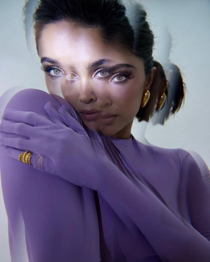 She accessorised with a big gold ring on her finger and a pair of golden earrings.