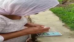 ਚਿੱਟੇ ਦੇ ਧੰਦੇ 'ਚ ਮਹਿਲਾਵਾਂ ਵੀ ਸਰਗਰਮ , ਔਰਤ ਸ਼ਰੇਆਮ ਡਿਜੀਟਲ ਤੱਕੜੀ ਨਾਲ ਤੋਲ ਕੇ ਵੇਚ ਰਹੀ ਨਸ਼ਾ ,ਵੀਡਿਓ ਹੋਈ ਵਾਇਰਲ