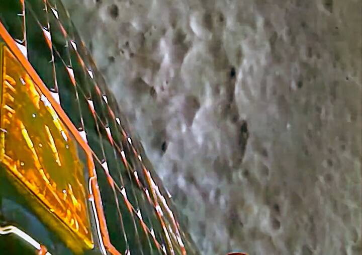 चांद्रयान-3 चं लँडर मॉड्यूल चंद्रावर उतरलं आहे, त्यानंतर रोव्हर चंद्रावर उतरवण्यात आलं आहे.