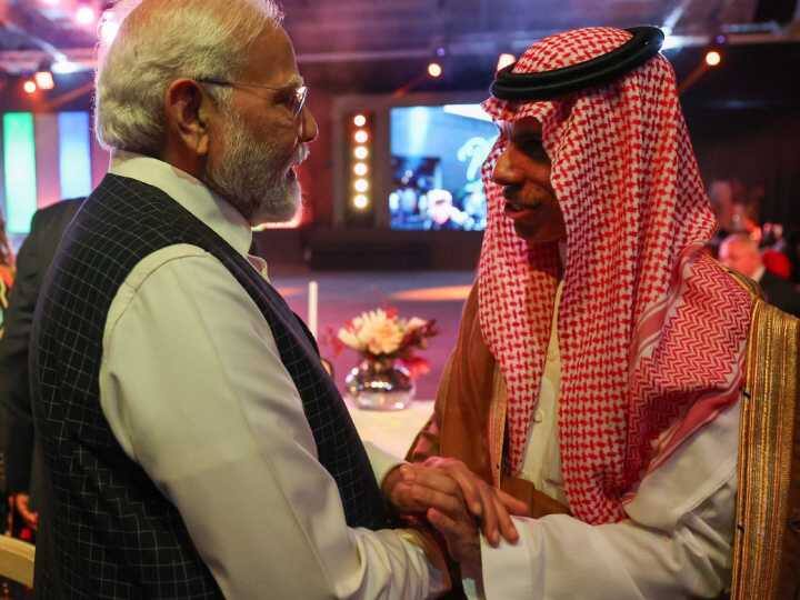 बुधवार शाम 6 बजकर 4 मिनट पर चांद पर विक्रम लैंड हुआ और थोड़े वक्त के इंतजार के बाद लैंडर विक्रम से रोवर प्रज्ञान बाहर निकला. प्रज्ञान ने ही चांद की सतह पर हिंदुस्तान का राष्ट्रीय चिह्न छाप दिया.