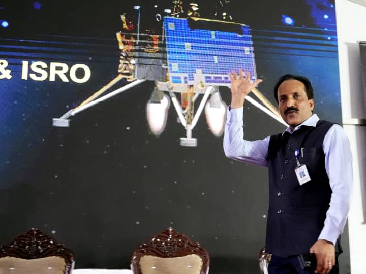 असम के तिनसुकिया और लखीमपुर शहरों के दो परिवार चंद्रयान-3 के चंद्रमा की सतह पर सॉफ्ट लैंडिंग के बाद उत्साह और उमंग से भरे हुए थे. इनमें से एक परिवार की पुत्रवधू तो दूसरे का बेटा इस मिशन से जुड़े थे.