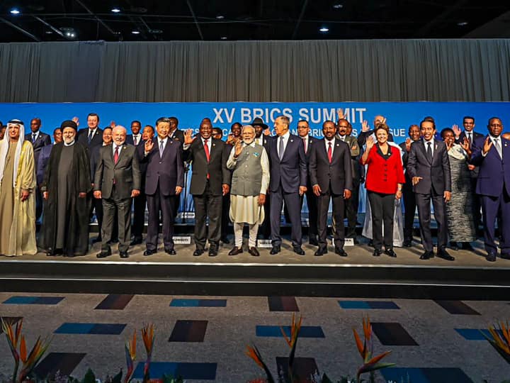 BRICS Summit: पीएम मोदी ने जोहानिसबर्ग में गुरुवार (24 अगस्त) को ब्रिक्स शिखर सम्मेलन से इतर ईरान और सेनेगल के राष्ट्रपति सहित कई विश्व नेताओं के साथ द्विपक्षीय बैठकें कीं.