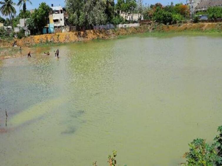 Azagi pond which was cut during the king's time in Tanjore was restored and brought water TNN தஞ்சையில் மன்னர் காலத்தில் வெட்டப்பட்ட அழகி குளம் சீரமைப்பு; மலர் தூவி தண்ணீரை வரவேற்ற மக்கள்