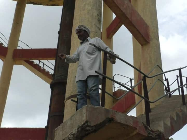 Bharatpur Hurt by waterlogging in colony rickshaw driver climbed on celestial water tank ANN Bharatpur News: भरतपुर में कॉलोनी में जलभराव से परेशान रिक्शा चालक पानी की टंकी पर चढ़ा, जानें फिर क्या हुआ?