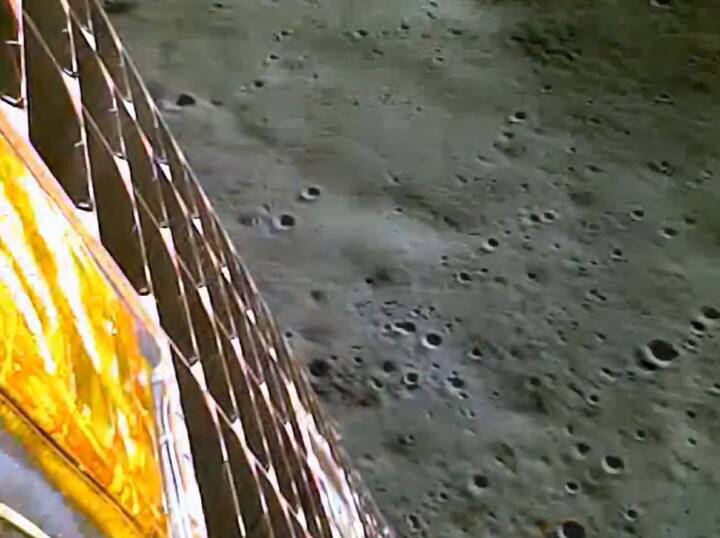 Chandrayaan 3 Moon Video: ચંદ્ર પર લેન્ડિંગ વખતે કેવો હતો નજારો, ઈસરોએ શેર કર્યો પ્રથમ વીડિયો Chandrayaan 3 Moon Video Lander Imager Camera Capture Moon Image Just Prior to Touchdown Chandrayaan 3 Moon Video: ચંદ્ર પર લેન્ડિંગ વખતે કેવો હતો નજારો, ઈસરોએ શેર કર્યો પ્રથમ વીડિયો