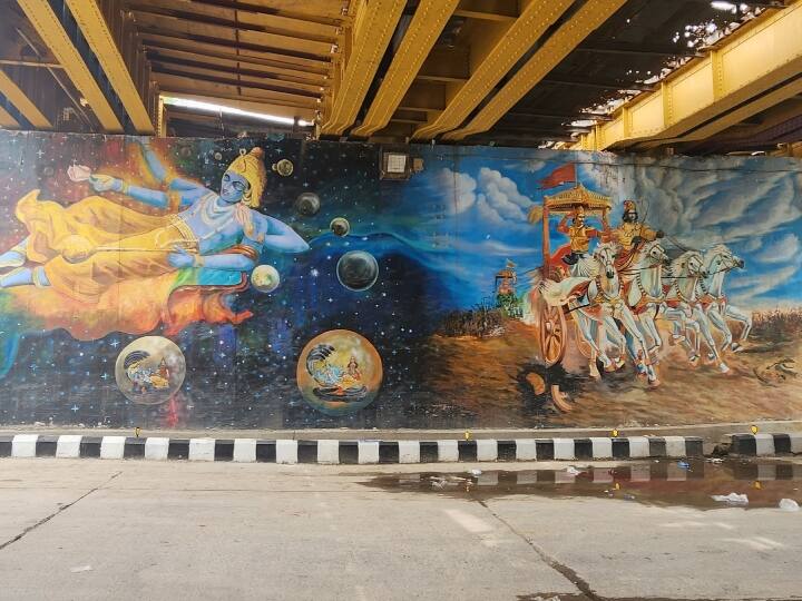 प्रगति मैदान के पास बने अंडरपास में भगवान श्रीकृष्ण की कलाकृति के साथ सेल्फी लेने के लिए मजबूर करता है तो वही लिखे स्लोगन लोगों को खूब भा रहे हैं। कालकाजी फ्लाईओवर की दीवारों पर उकेरी गई पक्षियों और प्रकृति की सुंदर आकृति वहां से गुजर रहे लोगों को क्षण भर के लिए ही सही लेकिन रुकने के लिए जरूर मजबूर कर दे रही है.