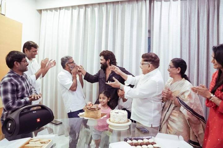 ఈ సంతోషాన్ని అల్లు అర్జున్ తన కుటుంబ సభ్యులు, సన్నిహితులు, 'పుష్ప' దర్శక నిర్మాతలతో సెలబ్రేట్‌ చేసుకున్నారు.