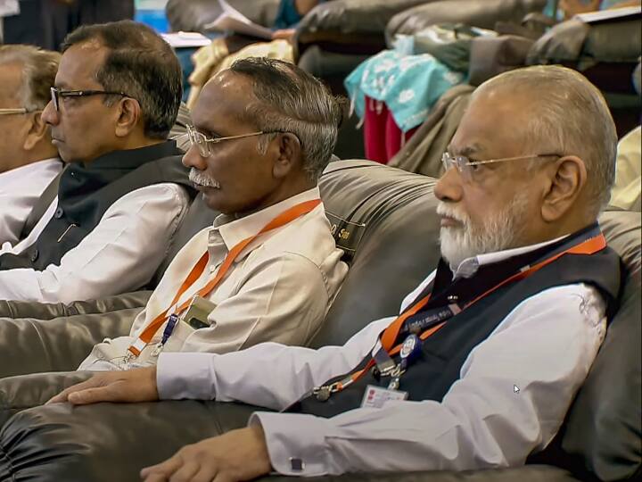 उन्होंने बताया कि निधि पिछले करीब एक महीने से कैंप में है और उनसे या उनके बेटे और अपने पति दिबाकर देव से बहुत कम बात कर पाती है. दिबाकर बेंगलुरु की एक बहुराष्ट्रीय कंपनी में काम करते हैं. पड़ोसी लखीमपुर जिले में इसरो वैज्ञानिक चयन दत्ता के परिजन चंद्रमा पर सॉफ्ट लैंडिंग की बाट बेसब्री से जोह रहे थे.