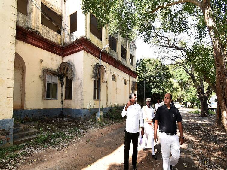 Thanjavur Collector Deepak Jacob study to bring the old district court building into use TNN தஞ்சை மாவட்ட நீதிமன்ற பழைய கட்டிடத்தை பயன்பாட்டிற்கு கொண்டு வர கலெக்டர் தீபக் ஜேக்கப் ஆய்வு