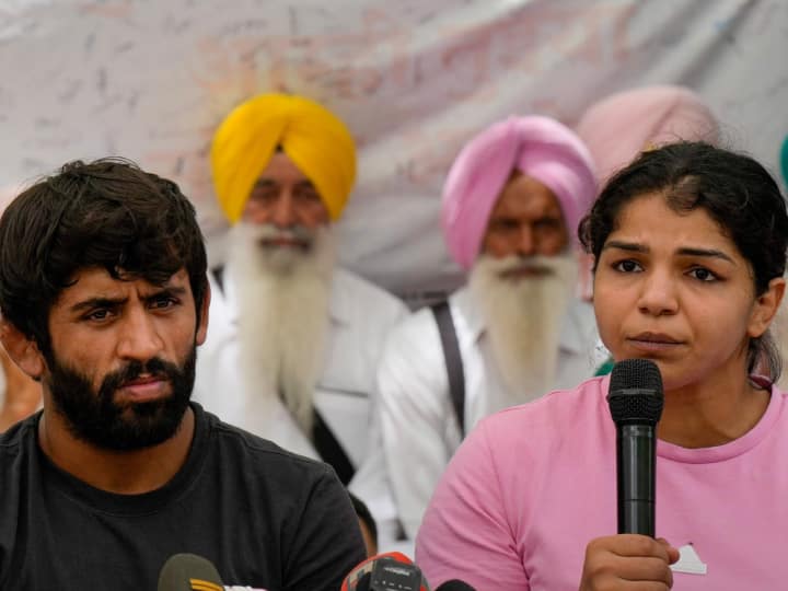 'ये बृजभूषण सिंह और...', डब्ल्यूएफआई को निलंबित किए जाने पर क्या कुछ बोले साक्षी मलिक और बजरंग पुनिया? WFI Membership Suspended Sakshi Malik Bajrang Punia Vijendra Singh Yogeshwar Dutt Reacts Mnetion Brij Bhushan Singh 'ये बृजभूषण सिंह और...', डब्ल्यूएफआई को निलंबित किए जाने पर क्या कुछ बोले साक्षी मलिक और बजरंग पुनिया?