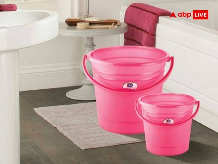 बाल्टी: बाथरूम में रखी खाली बाल्टी भी वास्तु दोष और आर्थिक तंगी का कारण बनती है. इसलिए बाथरूम में रखे बाल्टी में हमेशा पानी भरकर रखें. अगर पानी नहीं भरना हो तो बाल्टी को उल्टा करके रख दें.