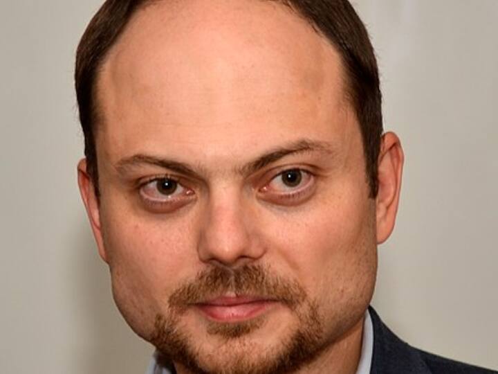 व्लादिमीर कारा-मुर्ज़ा एक रूसी विपक्षी कार्यकर्ता है. उन्हें साल 2015 और 2017 के बीच जहर देकर जान से मारने की कोशिश की गई थी. रॉयटर्स की एक रिपोर्ट के मुताबिक उनके मेडिकल रिपोर्ट में तांबा, मैंगनीज और जस्ता का लेवल हाई पाया गया था.