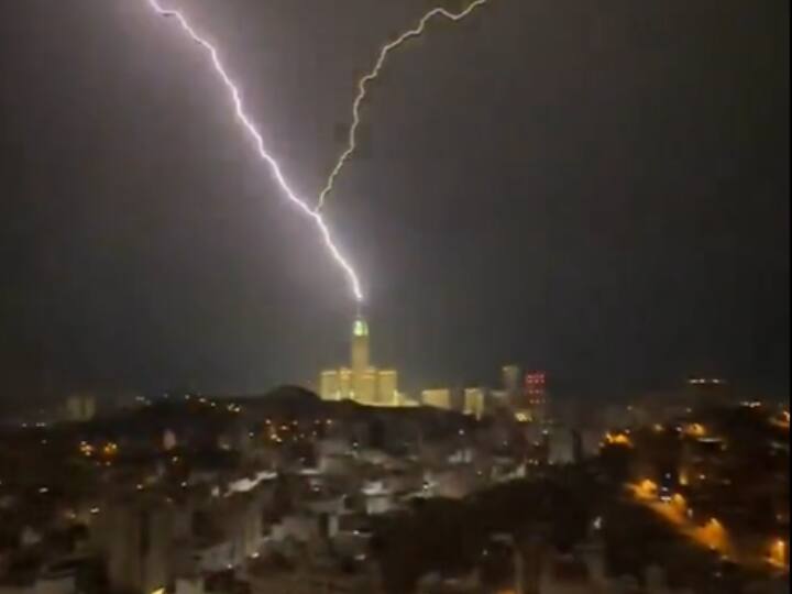 lightning strikes hit clock tower in Makkah Al-Mukarramah Video Viral on Social media Watch Video here Lightning Strike Video: मक्का के क्लॉक टावर पर बिजली गिरने का दिल दहला देने वाला वीडियो वायरल, पूरा शहर हुआ चकाचौंध