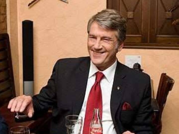 विक्टर युशचेंको को साल 2004 में राष्ट्रपति चुनाव के अभियान के दौरान जहर दे दिया गया था. उस वक्त वो यूक्रेन के विपक्षी नेता थे. उन्होंने मॉस्को के सपोर्टर पीएम विक्टर यानुकोविच के खिलाफ चुनाव भी लड़ा था. उनके शरीर में 1 हजार गुना से अधिक डाइऑक्सिन पाया गया था.