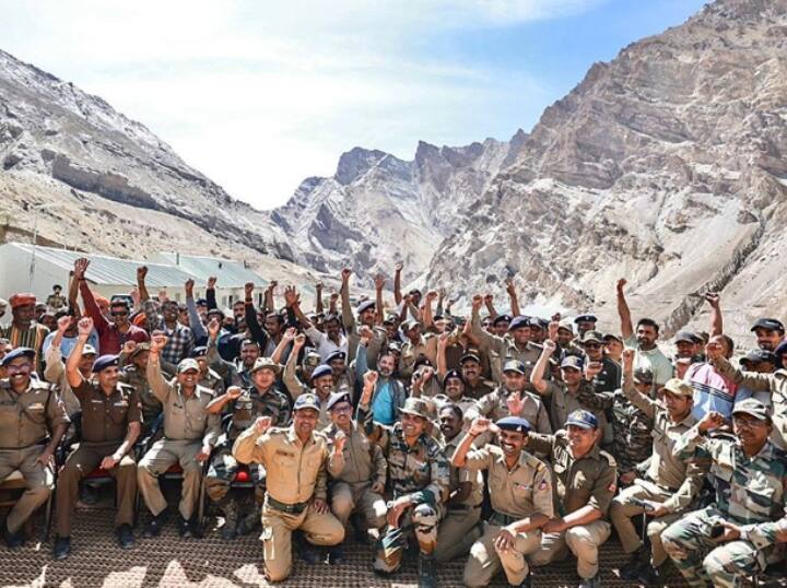 Rahul Gandhi meets Indian Army soldiers in Kargil during his Ladakh visit shared photos on instagram Rahul Gandhi Ladakh Visit: 'भारत माता के बहादुर बच्चे...', राहुल गांधी ने सेना के जवानों के साथ की फोटो की शेयर