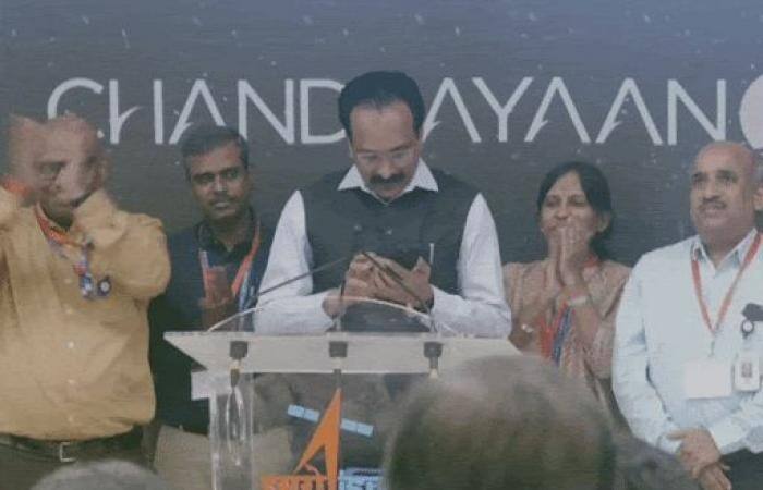 ભારતની આ સફળતામાં ઈસરો અને તેના વૈજ્ઞાનિકોની સાથે ઈસરોના વડા એસ. સોમનાથનો પણ મહત્વનો ફાળો છે. પીએમ મોદીએ દક્ષિણ આફ્રિકાથી ફોન કરીને તેમના યોગદાનની પ્રશંસા કરી છે.