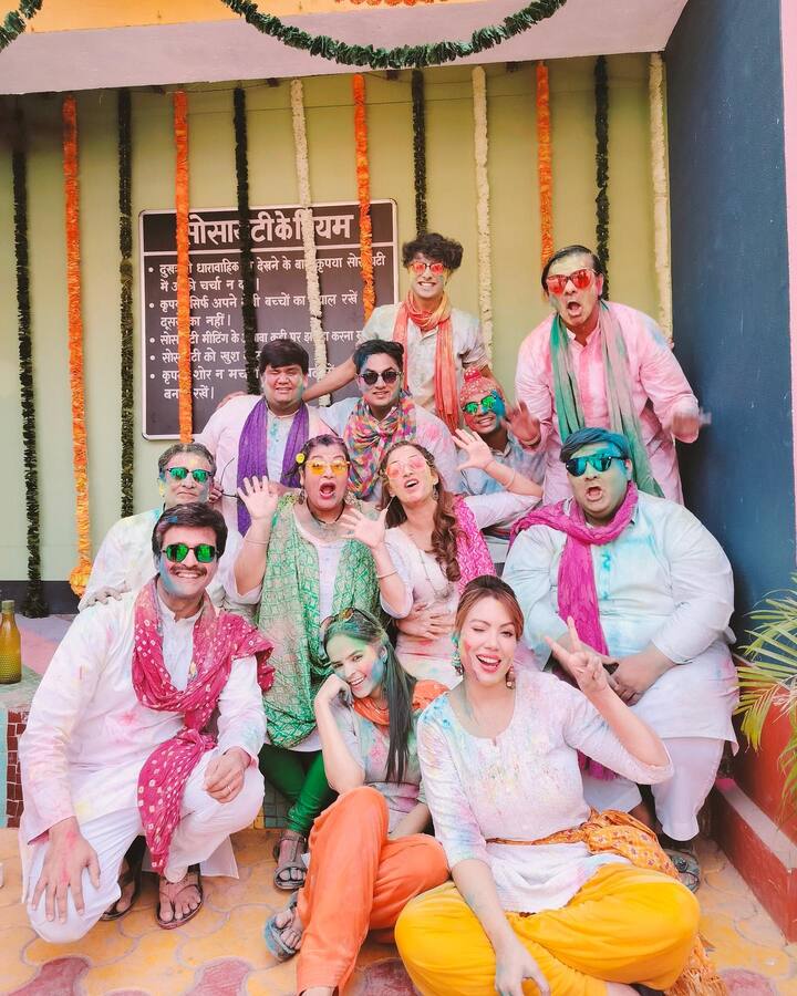 इस दौरान उन्होंने ये भी खुलासा किया था कि सेट पर सबसे ज्यादा शरारतें बाबूजी यानी अमित भट्ट ही करते हैं..लेकिन अब हम सब एक फैमिली बन चुके हैं. इसलिए हमारे बीच मस्ती मजाक चलता रहता है.