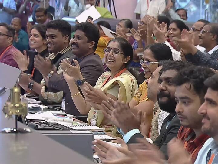 ये वैज्ञानिक बीते कई सालों से चंद्रमा के दक्षिणी ध्रुव पर विमान लैंड करने का प्रयास कर रहे थे. चंद्रमा की सतह पर वैज्ञानिकों समेत देश-दुनिया भर के लोगों के चेहरों पर खुशी की लहर दौड़ गई. इन सब के बीच उन वैज्ञानिक परिवारों ने भी प्रतिक्रिया दी जिनके परिजन इस मिशन से जुड़े हुए थे.