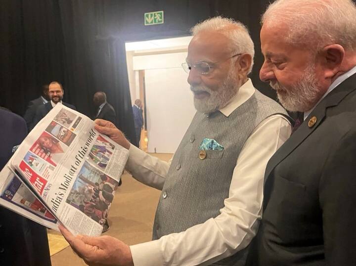 PM Modi reads South African newspaper headline on Chandrayaan 3 landing on moon Chandrayaan 3: 'इंडियाज मोदी...', दक्षिण अफ्रीका में छाया भारत का चंद्रयान-3 मिशन, पीएम पढ़ते दिखे अखबार