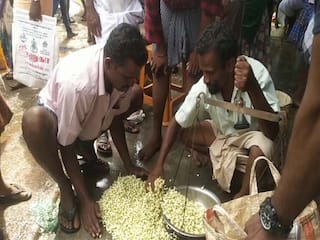 வரலட்சுமி விரதம், ஓணம் பண்டிகை எதிரொலி; நிலக்கோட்டையில் மல்லிகை பூ கிலோ ரூ.1200க்கு விற்பனை