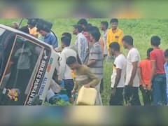 इंडस्ट्रीयल ऑईलची वाहतूक करणाऱ्या टँकरचा आपघात; डिझेल समजून ऑईल नेण्यासाठी नागरिकांची झुंबड