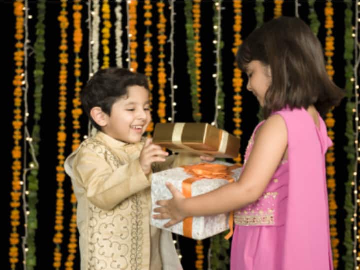 Raksha Bandhan Gift Ideas: रक्षाबंधन हा बहिण-भावाच्या प्रेमाचं प्रतिक असलेला हा दिवस आहे. या दिवशी भाऊ आपल्या बहिणीला भेटवस्तू देतो. पण अनेकांना काय भेटवस्तू द्यावी, हे सूचत नाही.