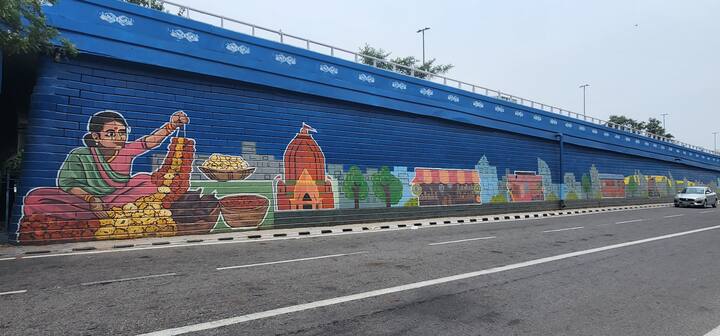image 9खुद की सेल्फी लेने से नहीं रोक पा रहे लोग दिल्ली की दीवारों पर खूबसूरत कलाकृतियों और भारतीय संस्कृति और परंपरा को बताने वाली पेंटिंग का आकर्षण ऐसा है कि लोग इसे देखने के लिए रुक जाते हैं. इतना ही नहीं, कई लोग खुद को उस खुबसूरत दीवारों के साथ सेल्फी लेने से भी नहीं रोक पा रहे हैं.