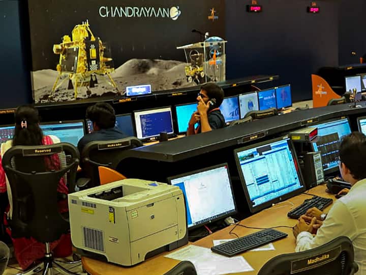 तिनसुकिया में सेवानिवृत्त सरकारी कर्मचारी दीपक देव और उनकी पत्नी शिखा की 35 वर्षीय पुत्रवधू निधि शर्मा चंद्रयान-3 की लैंडिंग को देख रही टीम का हिस्सा हैं. निधि ने सफल लैंडिंग के बाद अपने ससुर को फोन लगाकर एक मिनट से कुछ कम समय बात की और उनके पहले शब्द थे,'बाबा हमने कर दिया.'