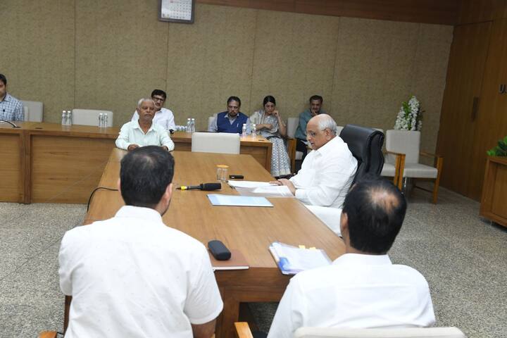 એટલું જ નહિ મુખ્યમંત્રીએ ઓઇલ કંપનીની પાઇપ લાઇન નાખવામાં અસર થતા બનાસ કાંઠાના ૮૦૦ જેટલા ખેડૂતોને વળતર ચૂકવવા અંગેના પ્રશ્ને જરૂરી સૂચનાઓ આપી આ પ્રશ્ર્ન હલ કરાવ્યો છે. મુખ્યમંત્રી ભુપેન્દ્ર પટેલે ગેરકાયદે બાંધકામ, છેતરપિંડી, જમીન માપણીની ક્ષતિઓ જેવી બાબતોમાં સખતાઈથી કામ લેવા પણ જિલ્લા વહીવટી તંત્રોને તાકીદ કરી હતી.