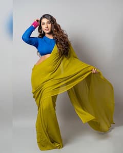 Vishnupriyaa bhimeneni: చిలకపచ్చ చీరకట్టి వయ్యారాలు పోతున్న విష్ణుప్రియ