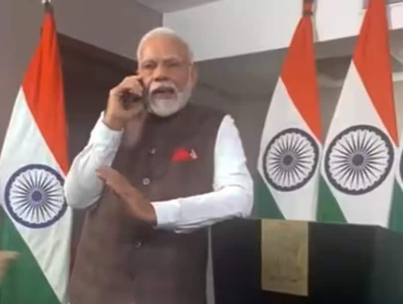Chandrayaan 3 PM Modi interaction Phone ISRO Chief S Somnath After Chandrayaan-3 Success watch detail marathi news PM Modi : पंतप्रधान मोदींकडून इस्रोच्या प्रमुखांचं विशेष कौतुक, थेट दक्षिण आफ्रिकेतून फोनवरुन साधला संवाद