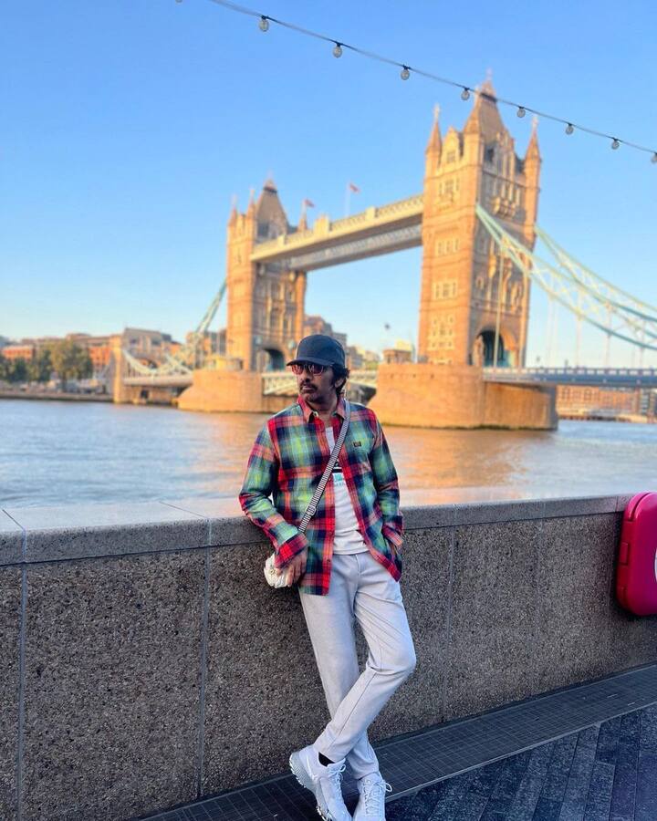 తాజాగా 'ఈగల్: షూటింగ్ కోసం లండన్ వెళ్లారు. రవితేజ అందుకు సంబంధించి ఫ్లైట్లో దిగిన ఓ ఫోటోను సోషల్ మీడియాలో షేర్ చేశారు.