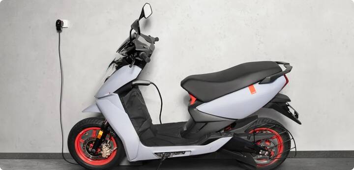 दूसरे नंबर पर एथर 450एस इलेक्ट्रिक स्कूटर है. इसे 1.30 लाख रुपए की कीमत पर खरीदा जा सकता है. 3 kWh की पावर के साथ आने वाला ये इलेक्ट्रिक स्कूटर, 115 किमी तक की रेंज देने में सक्षम है. इसकी टॉप-स्पीड 90 किमी/घंटा की है.