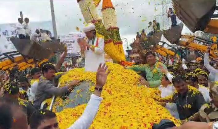 यावेळी अजित पवारांना मोठा हार घालण्यात आला.