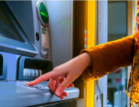 ਇਸ ਤੋਂ ਇਲਾਵਾ ਤੁਸੀਂ ਏਟੀਐਮ ਰਾਹੀਂ ਇੱਕ ਖਾਤੇ ਤੋਂ ਦੂਜੇ ਖਾਤੇ ਵਿੱਚ ਪੈਸੇ ਟ੍ਰਾਂਸਫਰ ਵੀ ਕਰ ਸਕਦੇ ਹੋ। ਇਸ ਦੇ ਨਾਲ, ਤੁਸੀਂ ਆਪਣੇ ਇੱਕ ATM ਕਾਰਡ ਰਾਹੀਂ 16 ਤੋਂ ਵੱਧ ਖਾਤਿਆਂ ਨੂੰ ਲਿੰਕ ਕਰ ਸਕਦੇ ਹੋ। ਇਸ 'ਚ ਪੈਸੇ ਟ੍ਰਾਂਸਫਰ ਕਰਨਾ ਪੂਰੀ ਤਰ੍ਹਾਂ ਸੁਰੱਖਿਅਤ ਹੈ।