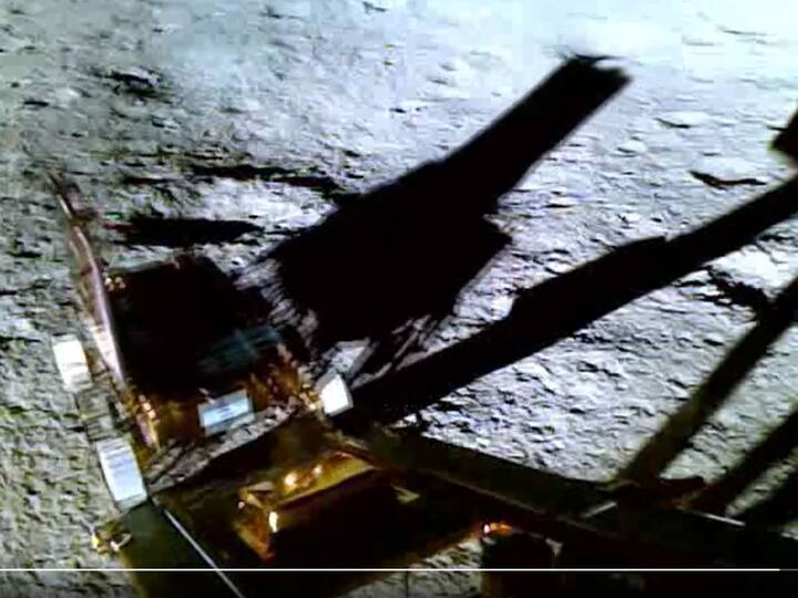 Chandrayaan-3 Rover ramped down from the Lander to the Lunar surface. Rover landing: கண்கொள்ளா காட்சி..! சந்திரயான் 3 லேண்டரிலிருந்து ரோவர் தரையிறங்கும் வீடியோ.. இஸ்ரோ வெளியீடு