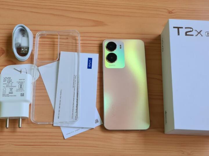 vivo T2x 5G: इस फोन के 6/128GB वेरिएंट की कीमत 13,999 रुपये है. इसमें आपको Dimensity 6020 प्रोसेसर, 5000 एमएएच की बैटरी,50 MP का कैमरा और 6.58 इंच की फुल एचडी प्लस डिस्प्ले मिलती है.