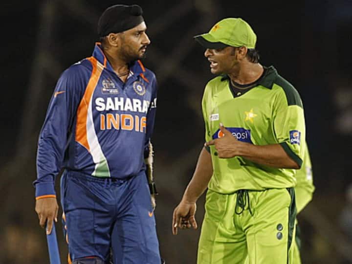 India vs Pakistan: एशिया कप के एक मैच में हरभजन सिंह और शोएब अख्तर के बीच कहासुनी हो गई थी. हरभजन ने अख्तर को करारा जवाब देने के लिए छक्का जड़ दिया था.