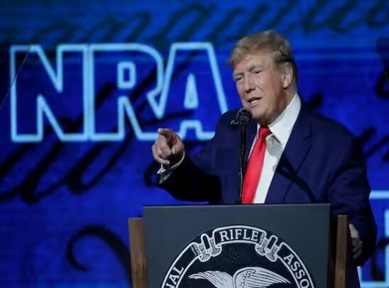 ਆਪਣੇ ਐਕਸ ਅਕਾਊਂਟ 'ਤੇ ਤਸਵੀਰ ਸ਼ੇਅਰ ਕਰਦੇ ਹੋਏ ਟਰੰਪ ਨੇ ਲਿਖਿਆ ਕਿ ਉਨ੍ਹਾਂ ਨੇ ਆਤਮ ਸਮਰਪਣ ਨਹੀਂ ਕੀਤਾ ਹੈ ਅਤੇ ਨਾ ਹੀ ਕਰਨਗੇ।