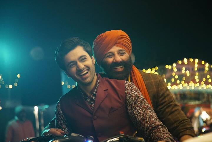 सनी देओल और अमीषा पटेल की फिल्म 'गदर 2' ने बॉक्स ऑफिस पर कई फिल्मों को पीछे छोड़ दिया है.पर अब 400 करोड़ कमाने के बाद फिल्म का कलेक्शन घटता जा रहा है.