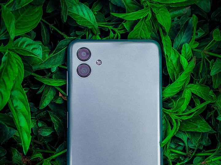 Samsung Galaxy F14 5G: इस फोन में 6000 एमएएच की बैटरी मिलती है जो 2 दिन तक चल सकती है. फोन में 6.6 इंच की फुल एचडी डिस्प्ले, 50MP का प्राइमरी कैमरा और Exynos 1330 चिपसेट का सपोर्ट मिलता है.स्मार्टफोन के 4/128GB वेरिएंट की कीमत 13990 रुपये है.